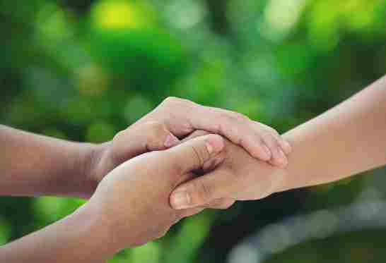 Main dans la main pour accompagner la maladie de Parkinson