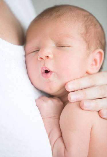 Bébé contre sa maman projet d'enfant