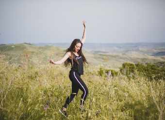 Femme dansant dans la nature