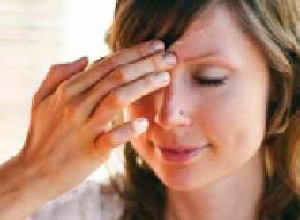 Femme qui tapote les points EFT du visage