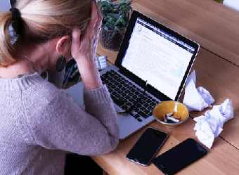Femme stressée devant son ordinateur