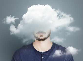 Homme qui a un nuage devant le visage