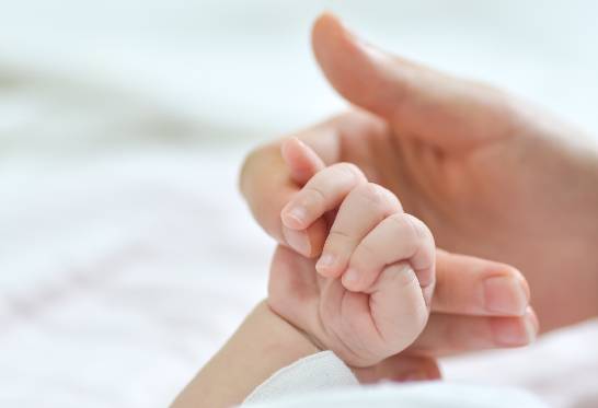 main bébé et maman projet d'enfant