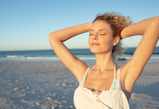 Femme prenant le soleil et la vitamine D