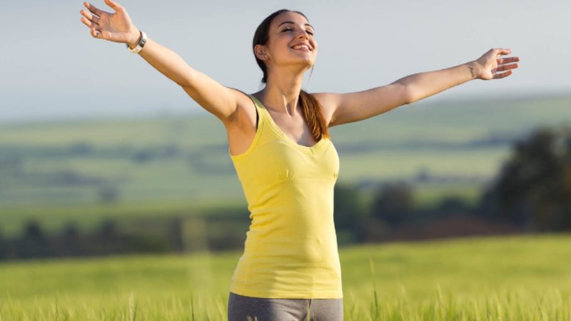 jeune femme faisant de l'exercice physique bon pour l'arthrose