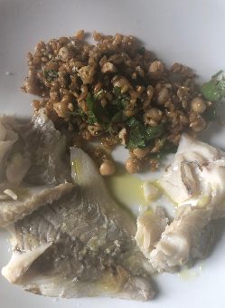Assiette de poisson et légumineuses bonne pour prévention Alzheimer