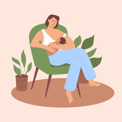 Femme allaitant son bébé pour en prendre soin naturellement