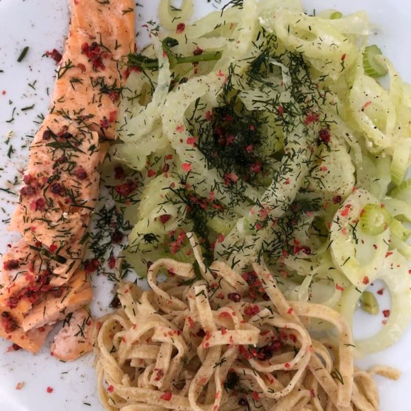 assiette santé saumon-pâtes complètes fenouil,