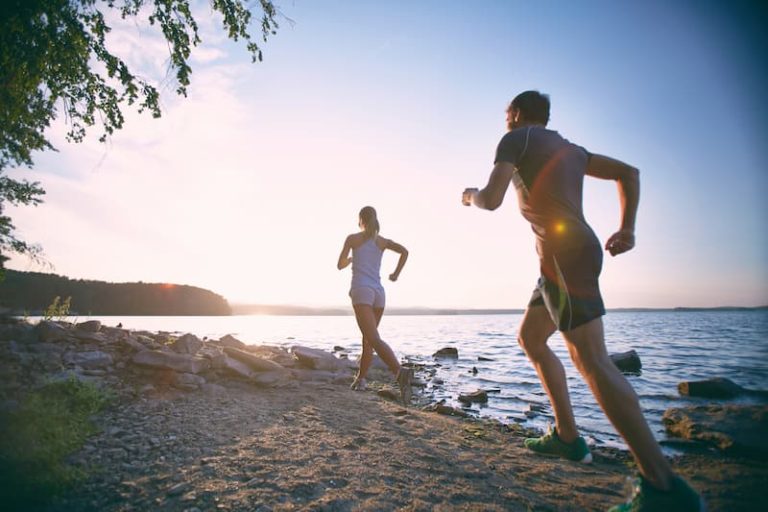 Coureurs sur la plage hygiène de vie du sportif