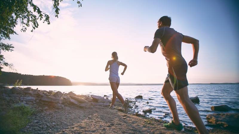 Coureurs sur la plage hygiène de vie du sportif