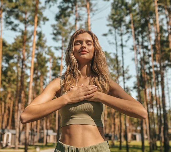 Jolie femme blonde pratiquant le yoga