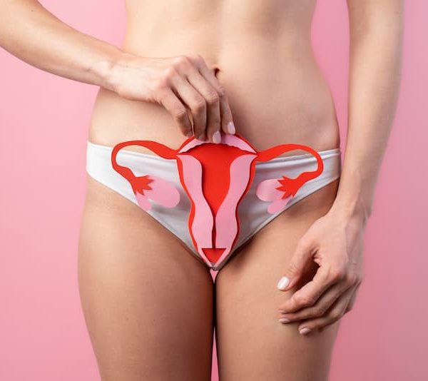 ovaire papier tenu par femme accompagnement naturel endométriose