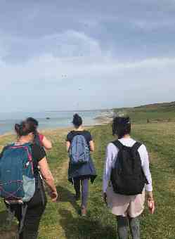 Randonneurs en bord de mer