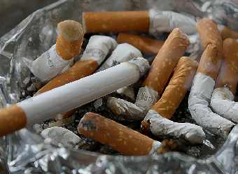 Cendrier plein, tabac à limiter pour se débarrasser de l'acné naturellement