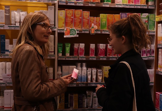 Laurence Guillon conseillant une consultante en magasin bio