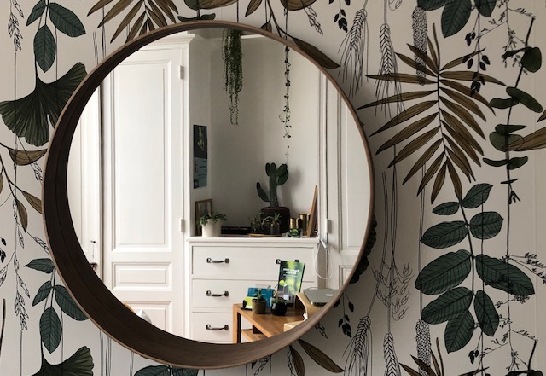 Vue du cabinet de Laurence Guillon au travers d'un miroir
