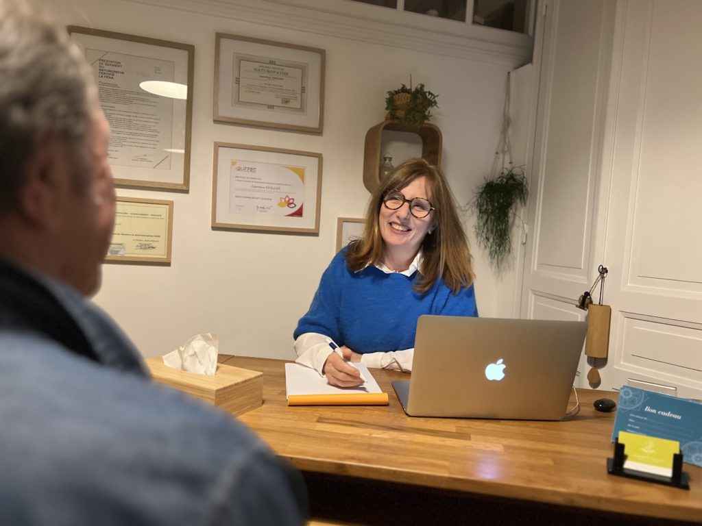 Laurence guillon en consultation. Pourquoi consulter un naturopathe