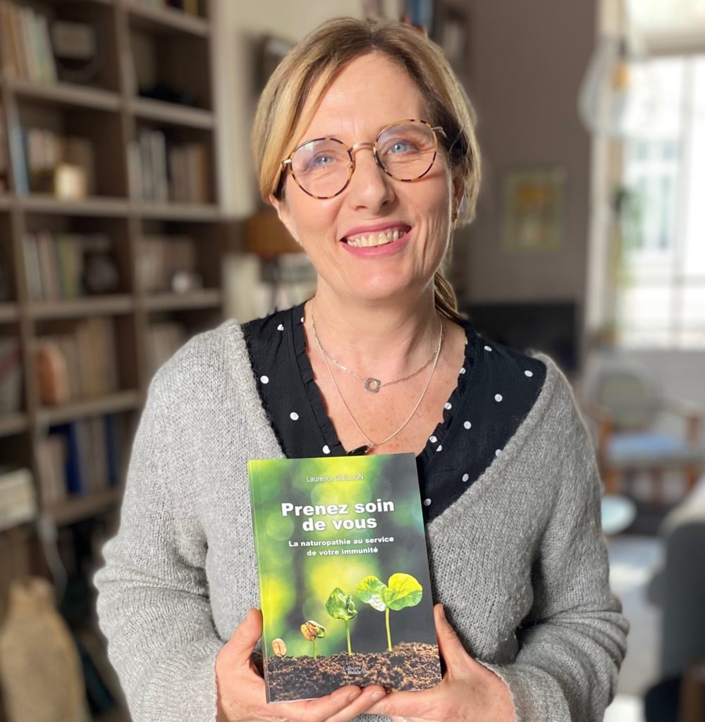 Laurence Guillon présentant son livre. Qui suis-je ?