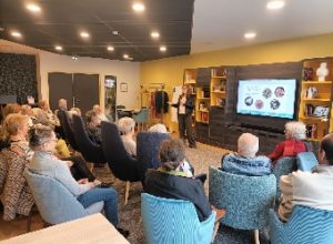 Laurence Guillon donnant une conférence en entreprise