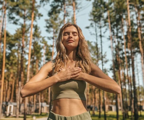 Jolie femme blonde pratiquant le yoga